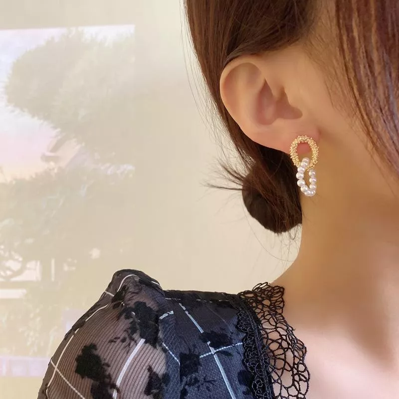 S925銀針韓國設計感金屬珍珠鏤空氣質顯瘦耳飾