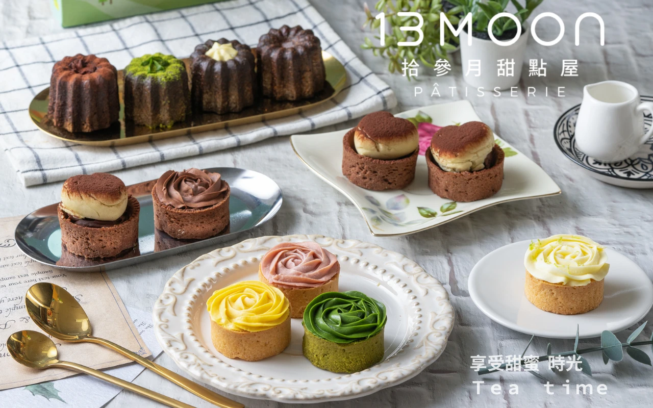 13moon-homepage-banner.webp 一張桌˙子擺上顏色不同的台中拾參月玫瑰塔和經典四口味可麗露跟提拉米蘇塔