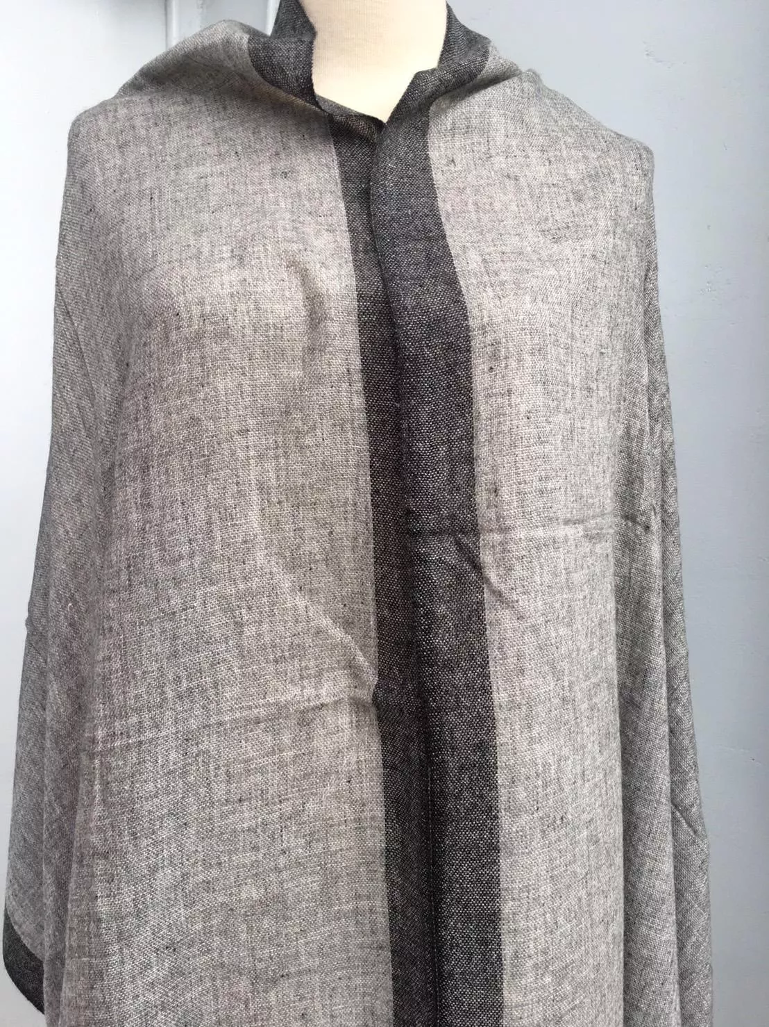 喀什米爾薄織圍巾披肩(深灰條紋)