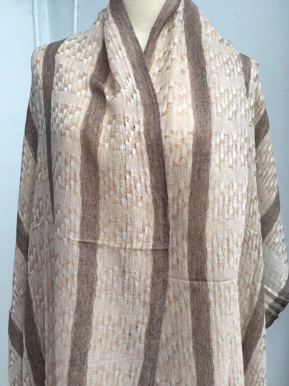 喀什米爾薄織圍巾披肩(褐格條紋)