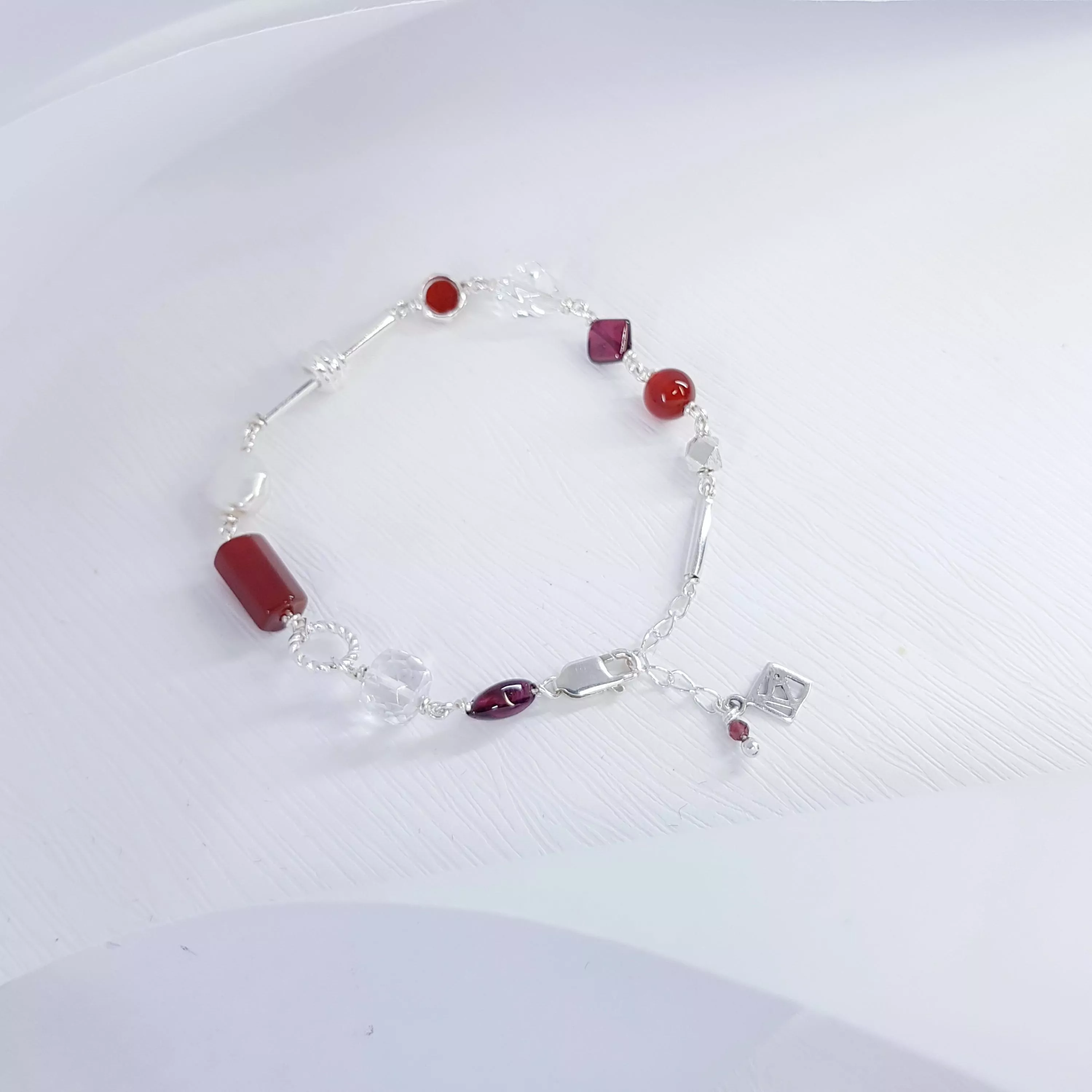 幻影紅瑪瑙 / 天然珍珠與白水晶純銀手鍊